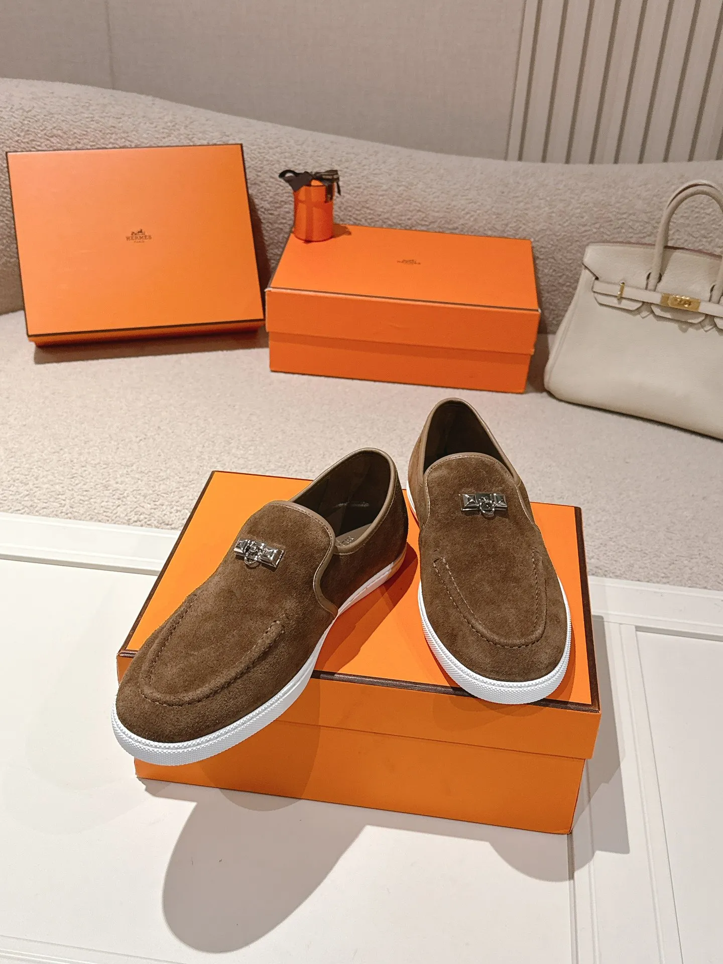 Men's Men's Shoes 600💰 Hermes# Couple Studded Loafers Calfskin and suede goatskin lace-up free sneakers with signature "H" detail. The design is simple and smooth, creating a fashionable urban look. It is comfortable and versatile. H family classics are not outdated, and the delivery counter is exquisitely packaged🛍📦 Fabric: Original customized imported first-layer cowhide/cow down Lining: Imported soft sheepskin Sole: Original open-molded anti-slip TPU material Size: 35-45